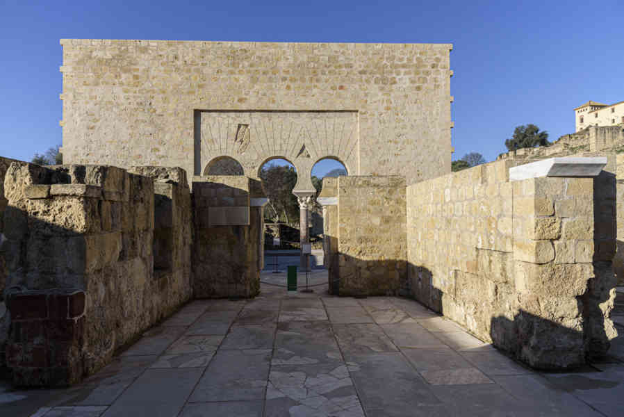 Córdoba - conjunto arqueológico Madinat al-Zahra o ciudad califal de Medina Azahara - casa de Ya´Far 2.jpg